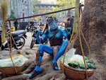 Bị bắt rửa chén ở Thái, người Na'vi đến Việt Nam được mời bún đậu, trà đá vỉa hè