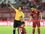 Trọng tài FIFA Hoàng Ngọc Hà bị 'nhân viên' sân Lạch Tray tóm cổ, nhổ nước bọt vào mặt