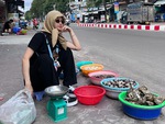 Ảnh vui sao Việt 10-8: Ca sĩ Miu Lê hóa cụ bà bán hàng rong