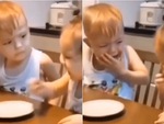 Bé trai khóc toáng vì không được em gái nhường kẹo