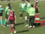 Khoảnh khắc gây sốc: Cầu thủ bị cảnh sát bắt trên sân vì 'đấm gục' nữ trọng tài