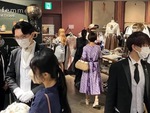 Phụ nữ Nhật chi tiền triệu cho dịch vụ mua sắm cùng trai đẹp trong 10 phút