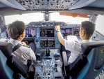 Hành khách 'rớt hồn' vì hai phi công mải mê 'tác động vật lý' trong buồng lái