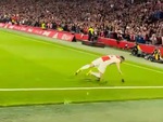 Cầu thủ ngã cắm đầu khi trượt cỏ ăn mừng bàn thắng