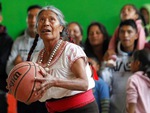 Cụ bà 71 tuổi chơi bóng rổ như ngôi sao NBA