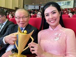 Ảnh vui sao Việt 12-1: Hoa hậu Ngọc Hân khen HLV Park vui tính