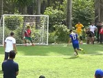 Chàng trai bị thủ môn bắt bài khi sút penalty kiểu panenka