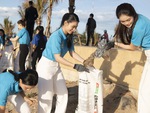 Người đẹp Hoa hậu Đại sứ du lịch Việt Nam 'lượm rác' bảo vệ môi trường biển