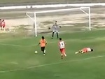 Cầu thủ từ chối ghi bàn khi thấy hậu vệ đối phương bị chấn thương