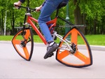 Kỹ sư Ukraine tự chế xe đạp bánh tam giác