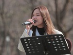 'Nàng thơ của Sơn Tùng M-TP' ngồi hát ca bềnh bồng ở Hàn Quốc