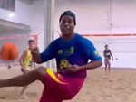 Ronaldinho gây sốt với kỹ thuật chơi bóng chuyền bằng chân