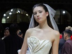 Trần Phương Hoa khoe bộ sưu tập váy cưới tại Pháp