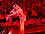 Taylor Swift được khen khi dừng cả live show để bênh vực một fan nữ