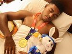 Ảnh vui 17-5: Cầu thủ Indonesia đi ngủ cùng linh vật và huy chương vàng