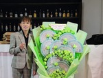 Hồ Văn Cường được fan tặng bó hoa tiền 120 triệu đồng