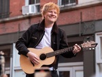 Ed Sheeran và fan ăn mừng thắng kiện trên đường phố New York
