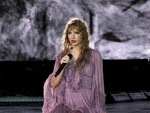 Fan ngất xỉu, ném đá vào sân khấu chờ xem Taylor Swift hát trong mưa bão