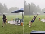 Chàng trai trượt chân 'vồ ếch' khi chạy dưới mưa
