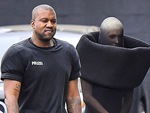 Kanye West và vợ mới gây sốc với thời trang kỳ quặc