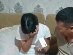 Con gái xúc động khi được bố tặng quà giống anh trai
