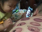 Ảnh vui 26-7: Con gái học vẽ theo kiểu tiết kiệm tiền