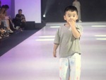 Mẫu nhí vừa mút tay vừa catwalk cưng ơi là cưng