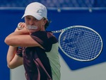 Vì sao tay vợt nữ số một thế giới bịt miệng khi tập luyện?