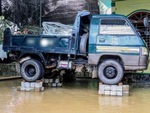 Ảnh vui 9-8: Độc chiêu kê ô tô tải để chống ngập nước