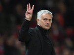 Trong 4 ngày, HLV Mourinho nhận 2 thẻ đỏ