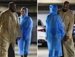 Rapper Kanye West và vợ làm trò lố: Trời không mưa vẫn mặc áo mưa