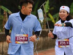 Ảnh vui 30-1: Anh trai mê marathon khiến y tá đuổi theo 'mệt xỉu'