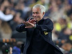 Jose Mourinho 'cà khịa' trọng tài sau khi bị thẻ đỏ