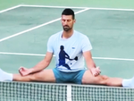 Novak Djokovic gây sốt khi ngồi thiền ngay trên sân quần vợt