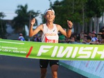 Hoàng Nguyên Thanh ngất ngây thắng giải marathon ở quê hương