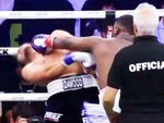 Võ sĩ quyền anh knock-out đối thủ dù đấm không trúng