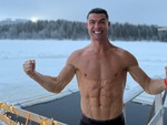 Cristiano Ronaldo tắm hồ băng giá gần Bắc Cực đón Giáng sinh