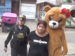 Gấu Teddy 'siêu to khổng lồ' bắt tội phạm ma túy ngày Valentine