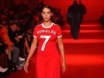 Bạn gái Cristiano Ronaldo gây choáng tại Tuần lễ thời trang Paris