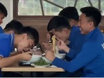 Báo Indonesia đưa tin tuyển Việt Nam ăn mì gói 'gây bão'