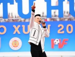Hoàng Bách mang quan họ Bắc Ninh vào nhạc cổ động bóng đá
