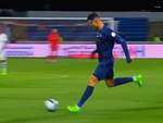 Ronaldo lập siêu phẩm lốp bóng 'lá vàng rơi'