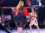 Nữ võ sĩ MMA thua trận vì quá… 'khổng lồ'