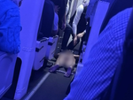 Hành khách khỏa thân 'quậy tưng' trên máy bay