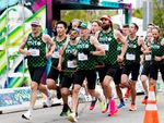 11 runner phá kỷ lục half marathon theo cách độc lạ