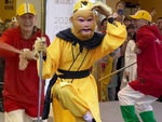 ‘Tôn Ngộ Không' Lục Tiểu Linh Đồng 65 tuổi mặc đồ xì-tin, múa gậy cực bén