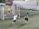 Nữ thủ môn bắt penalty bị thủng lưới vì ăn mừng sớm