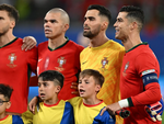 Lý do Ronaldo luôn đứng nghiêng khi hát quốc ca Bồ Đào Nha
