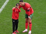 Cho Ronaldo mượn giày, Bruno 'nhận quà' liền tay tại Euro 2024