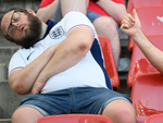 Cổ động viên tuyển Anh bất ngờ nổi tiếng vì ngủ gục tại Euro 2024